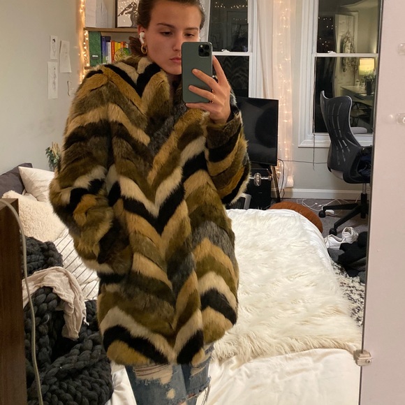 zig-zag patch color block faux fur coat - Picture 3 of 8